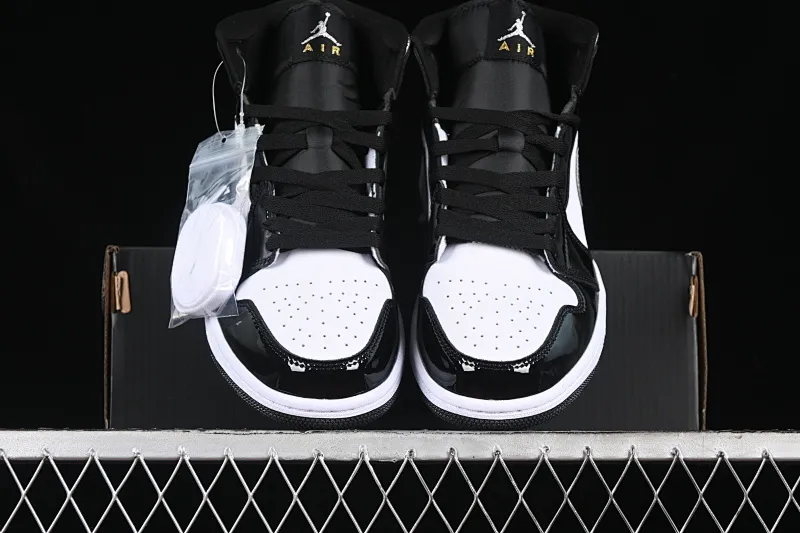 All categories Air Jordan Jordan series basketball shoes Air Jordan 1 Mid Air Jordan 1 Mid AJ1 Joe 1 white, black and silver color Zhongbang basketball shoes HV0789-010